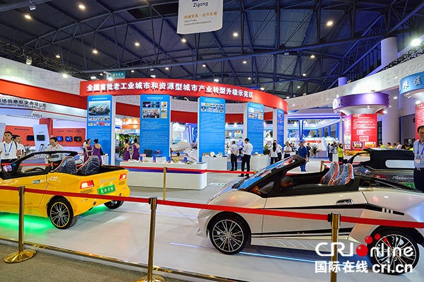 La zone d’exposition des véhicules électrique d’une vitesse maximale de 45 km/h qui pourront parcourir au total 110km après une charge (Photographe : Liao Zhiquan)