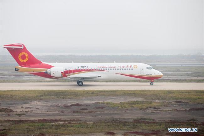Chine : livraison du premier avion régional ARJ21-700