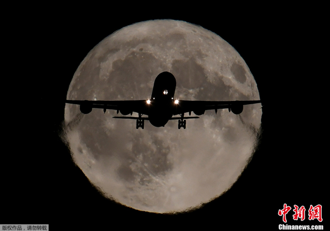 Reuters vient de dévoiler les photos les plus appréciées par les abonnés de son compte Instagram pour l’année 2017. On peut voir sur la photo un avion prêt à atterrir à l’aéroport Heathrow, à Londres, devant une pleine lune. Photo prise le 5 octobre 2017.