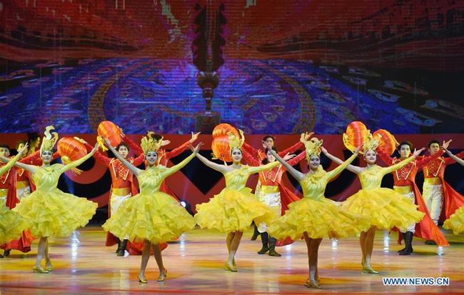 Des danseurs présentent un spectacle lors d'un gala de printemps organisé à Hong Kong (sud de la Chine), le 4 février 2018. (Photo : Wang Shen)