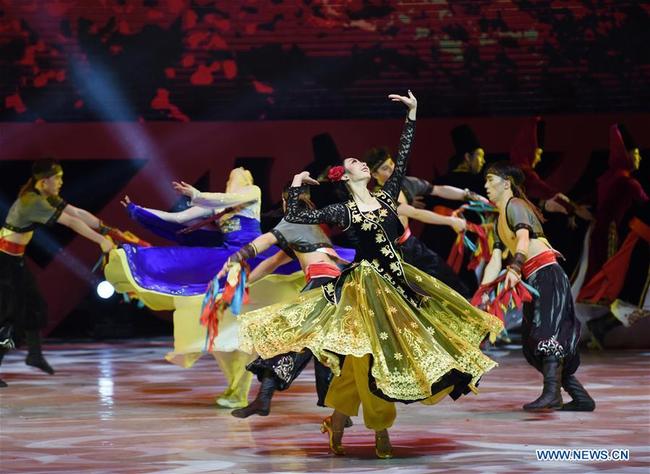 Des danseurs présentent un spectacle lors d'un gala de printemps organisé à Hong Kong (sud de la Chine), le 4 février 2018. (Photo : Wang Shen)