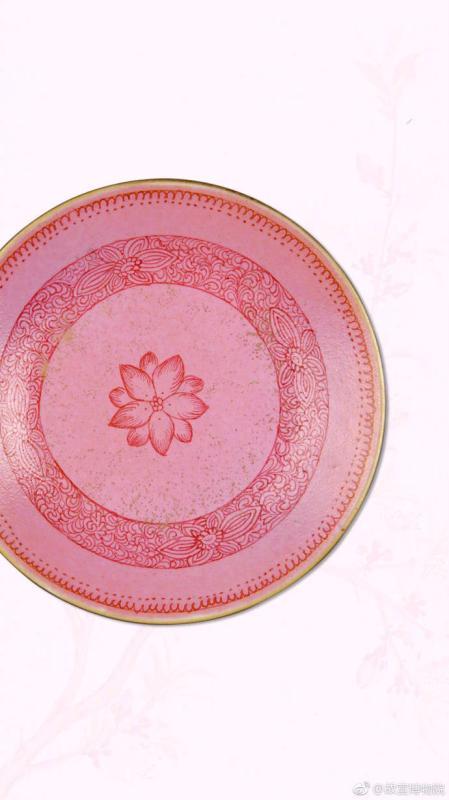 Une assiette à glaçure rouge-pourpre décorée de motifs de branches torsadées et de lotus, de la période Jiaqing de la dynastie Qing.