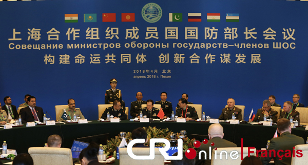 La réunion des ministres de la Défense de l'OCS s’ouvre à Beijing et les orchestres militaires des pays membres jouent la pièce «Clairon de la paix »
