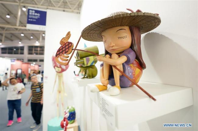 Photo prise le 30 avril 2018 montrant une figurine lors de l'exposition Art Beijing 2018 à Beijing, capitale de la Chine. L'exposition se déroule du 29 avril au 2 mai 2018. (Xinhua/Ju Huanzong)