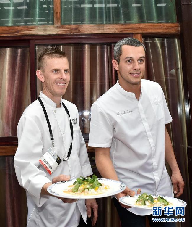 Le 9 mai, 86 chefs étoilés Michelin et candidats au concours mondial de la cuisine du Bocuse d’Or se sont rendus à Guangzhou pour découvrir la gastronomie cantonaise. Ils ont également fait des courses aux marchés aux légumes et aux produits aquatiques pour créer des plats sur place.