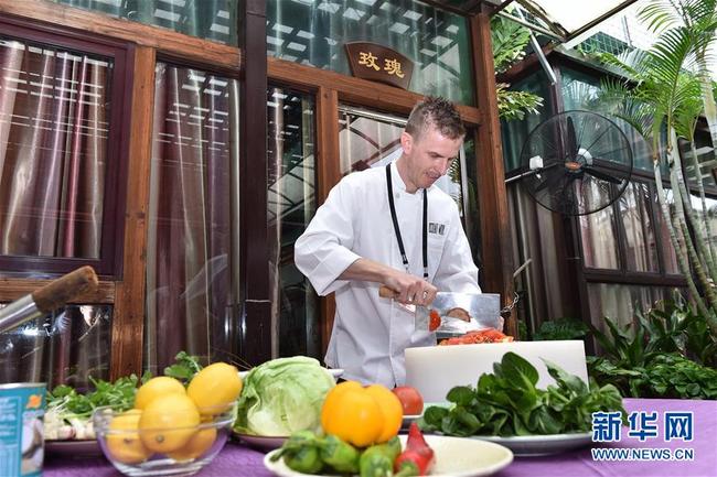 Le 9 mai, 86 chefs étoilés Michelin et candidats au concours mondial de la cuisine du Bocuse d’Or se sont rendus à Guangzhou pour découvrir la gastronomie cantonaise. Ils ont également fait des courses aux marchés aux légumes et aux produits aquatiques pour créer des plats sur place.