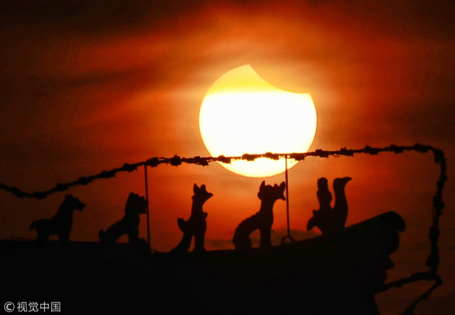 Une éclipse solaire partielle observée en Chine