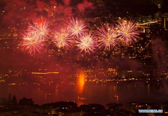 Photo prise le 11 août 2018 montrant des feux d'artifice au-dessus du lac Léman lors des Fêtes de Genève à Genève, en Suisse. (Xinhua/Xu Jinquan)