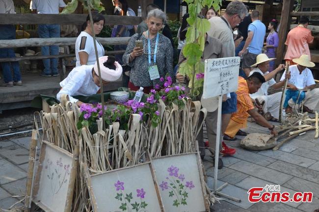 Yunnan : une technique de fabrication du papier traditionnelle vieille de 600 ans