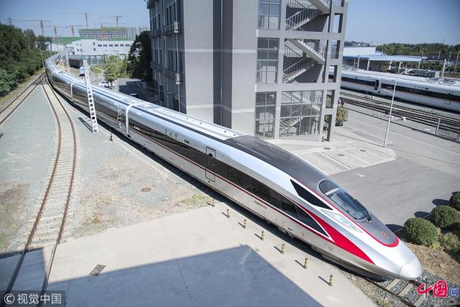 De nouveaux trains à grandes vitesse Fuxing seront mis en service cette année sur la ligne Beijing-Shanghai, selon la China Railway Corporation. Le nouveau train, composé de 17 wagons et d’une longueur de 439,8 mètres, roulera à 350 km/h et transportera 1 283 passagers. 