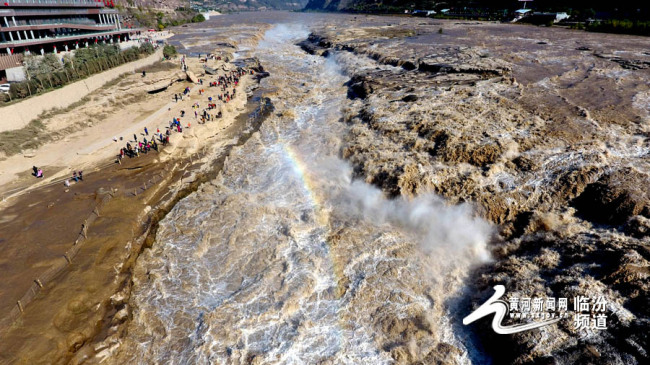 Photo montrant une vue de la cascade de Hukou sur le fleuve Jaune, située dans le comté de Yichuan de la province du Shaanxi (nord-ouest de la Chine), le 17 octobre 2018. En raison des fortes précipitations sur le cours supérieur du fleuve Jaune, le volume d'eau de la cascade de Hukou a récemment augmenté.