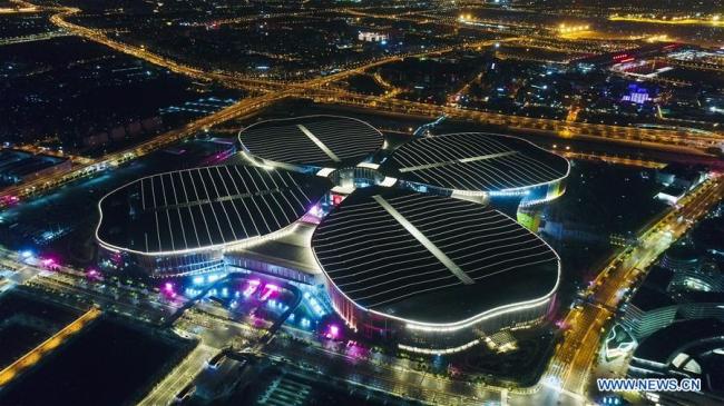 Paysage nocturne du centre national des expositions et des congrès de Shanghai, dans l'est de la Chine, le 21 octobre 2018. L'Exposition internationale d'importation de la Chine (CIIE) ouvrira le 5 novembre dans ce centre et durera six jours. (Photo : Ding Ting)