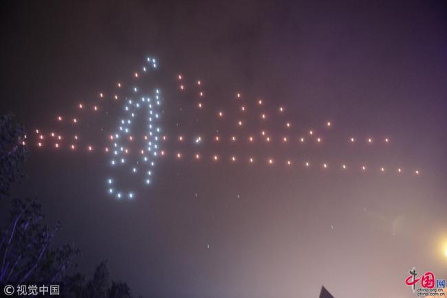 Quelque 150 drones ont présenté hier soir un spectacle de lumière près de la rue commerciale de Xijie, à Chongqing. Les drones ont réalisé des formes représentatives de la ville telles que la fondue chinoise et le pont Qiansimen enjambant la rivière Jialing.