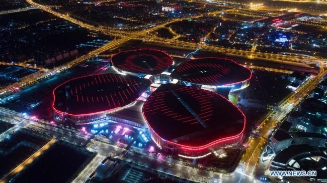 Paysage nocturne du centre national des expositions et des congrès de Shanghai, dans l'est de la Chine, le 21 octobre 2018. L'Exposition internationale d'importation de la Chine (CIIE) ouvrira le 5 novembre dans ce centre et durera six jours. (Photo : Ding Ting)