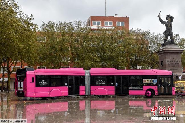 Photo prise le 30 octobre à Dunkerque, montrant un bus gratuit décoré tout en rose éveillant le regard des passants. Les bus gratuits deviennent de plus en plus populaires en Europe, et cette mesure a déjà été appliquée dans une trentaine de villes en France.