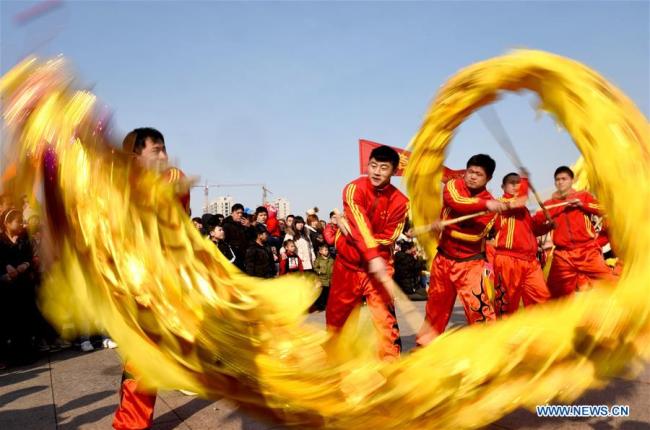 Des artistes folkloriques donnent un spectacle de danse du dragon pour accueillir la Fête des lanternes, qui tombe le 19 février cette année, dans le district de Weixian à Xingtai, dans la province chinoise du Hebei (nord), le 16 février 2019. (Xinhua/Qiu Hongsheng)