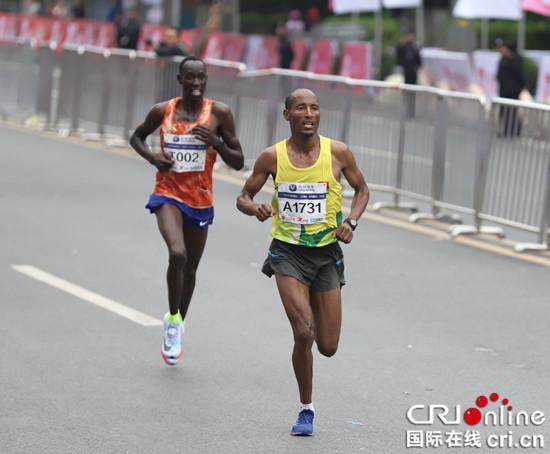 Le coureur éthiopien Jimma Shambel Tufa (à droite) et le coureur kényan Edwin Kibet Koech font le sprint final