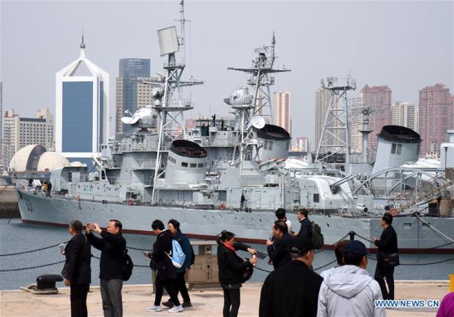 Des visiteurs prennent des photos dans le Musée de la marine chinoise, à Qingdao, dans la province du Shandong (est), le 16 avril 2019. (Photo : Li Ziheng)