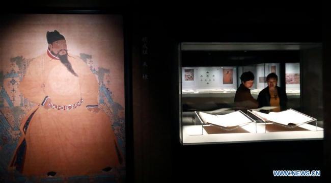Des visiteurs regardent des objets présentés lors d'une exposition sur l'Encyclopédie de Yongle, à la Bibliothèque nationale de Chine, à Beijing, capitale chinoise, le 18 mai 2019. L'Encyclopédie de Yongle est la première encyclopédie chinoise et a été rédigée durant la dynastie Ming (1368-1644). La Chine organise actuellement une grande variété d'expositions et d'activités sur le thème des cultures des pays et régions d'Asie et des échanges entres ces derniers. (Photo : Pan Xu)
