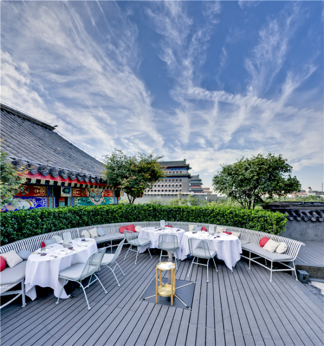Vue de la terrasse d'un restaurant à Dashilan de Qianmen à Beijing, les bâtiments anciens sous un ciel bleu forment une « danse des nuages». (Photo/ Philippe Bourgeois (France))
