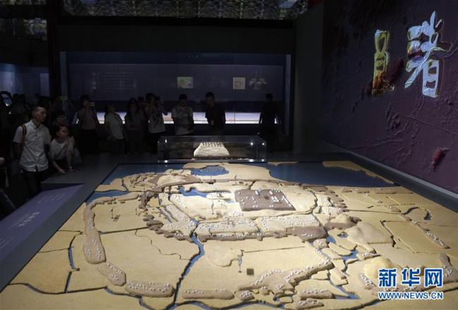 Exposition d’objets en jade de Liangzhu à la Cité interdite