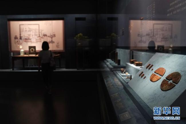 Exposition d’objets en jade de Liangzhu à la Cité interdite