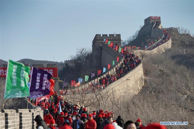 Des gens visitent la Grande Muraille pour célébrer le Nouvel An à Beijing, capitale de la Chine, le 1er janvier 2020. (Xinhua/Ju Huanzong)