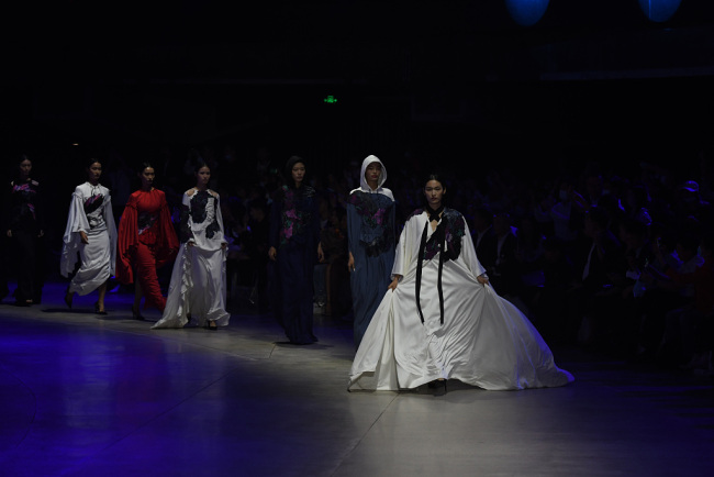 La Fashion Week de Beijing 2020 a été inaugurée mardi 15 septembre avec un défilé de mode présentant les dernières créations de Zhang Zhaoda et de sa fille Zhang Kaihui. 