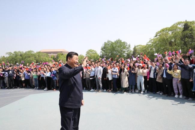 Ο Κινέζος Πρόεδρος Σι Τζινπίνγκ, επίσης γενικός γραμματέας της Κεντρικής Επιτροπής του Κομμουνιστικού Κόμματος της Κίνας και πρόεδρος της Κεντρικής Στρατιωτικής Επιτροπής, ενώ χαιρετά τα μέλη της σχολής και φοιτητές πριν φύγει από το Πανεπιστήμιο Τσινγκχουά στο Πεκίνο, πρωτεύουσα της Κίνας, στις 19 Απριλίου 2021. (φωτογραφία / Xinhua)