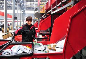 Число посылок, доставленных курьерами в Китае в 2018 году, превысило 50 млрд. штук. По этому показателю КНР занимает первое место в мире уже 5-й год подряд