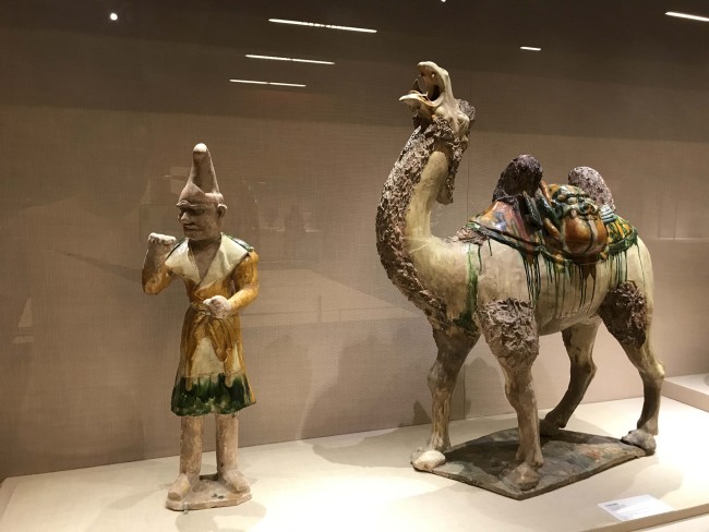 چائنا نیشنل میوزیم میں ایشیائی تہذیب و تمدن سے وابستہ قدیم نوادرات کی نمائش کی تصویری جھلکیاں۔ نمائش  میں پاکستان سے لائے گئے نوادرات بھی موجود ہیں۔