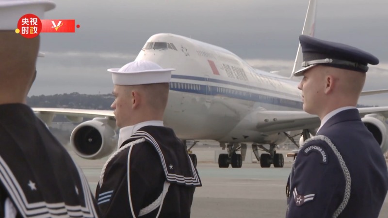 (ویدئو) لحظه ورود رهبر چین به فرودگاه سانفرانسیسکو در میان استقبال مقامات آمریکایی