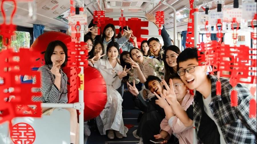 اتوبوس عروسی؛ مُد جدید میان تازه عروسان چینیا