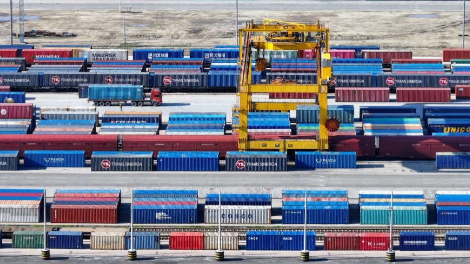 قطارات الشحن بين الصين وأوروبا في ميناء هورجوس بشمال غربي الصين