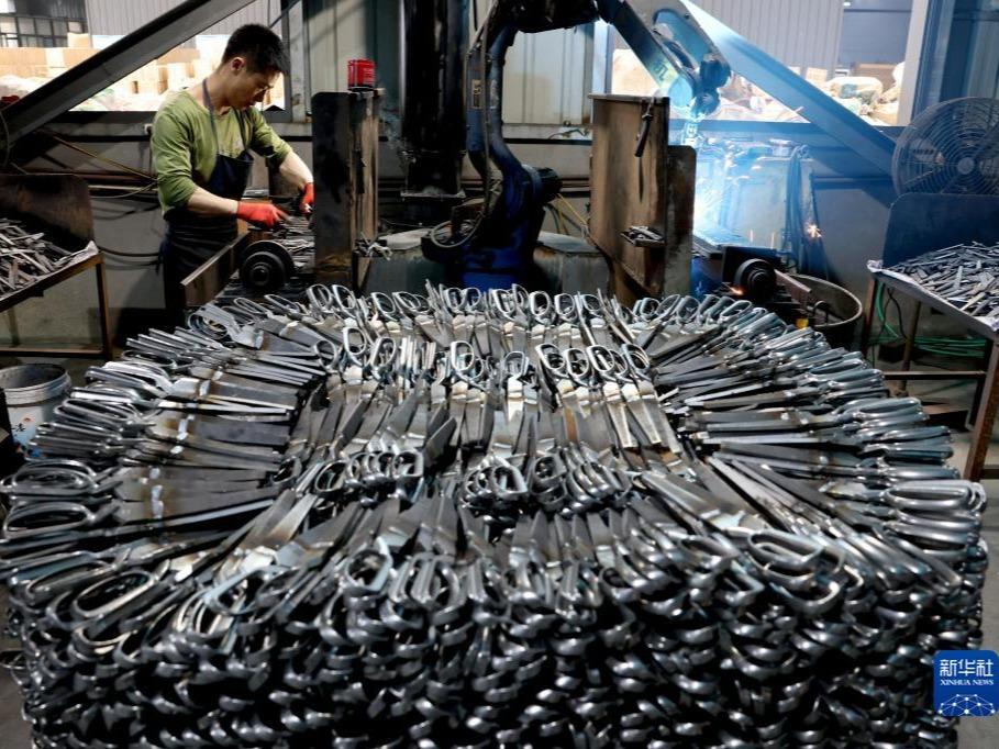 Pembuatan Pisau & Gunting Cermin Penaiktarafan Industri Perkilangan