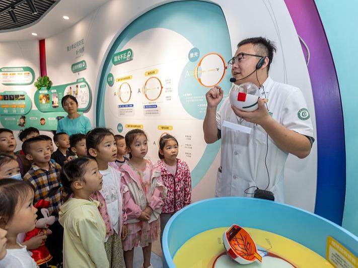 Pupuk Tabiat Menjaga Mata Sejak Kecil