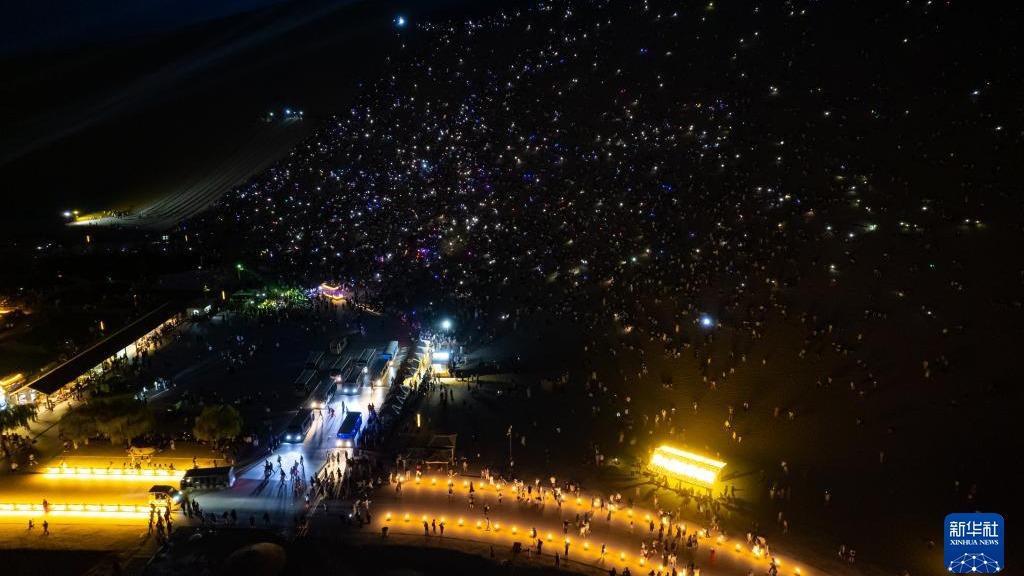 Tapak Peranginan Crescent Spring Bermandikan Cahaya Konsert Terbuka