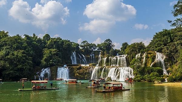 Air Terjun Detian Gamit Pelancong
