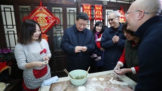 زیباترین لحظات شی جین پینگ با مردم در روزهای عید بهار