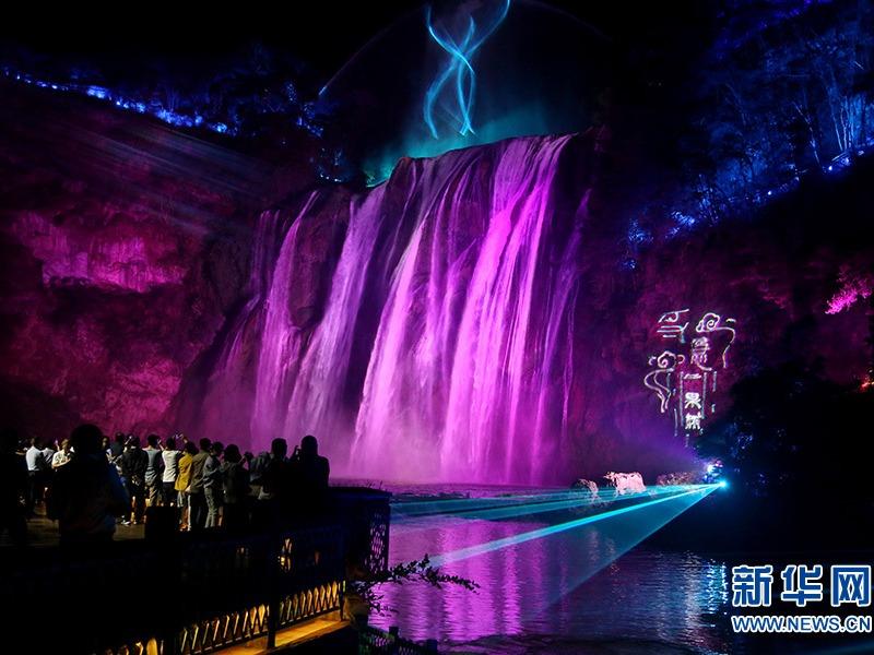 Indahnya Pemandangan Huangguoshu Kala Malam