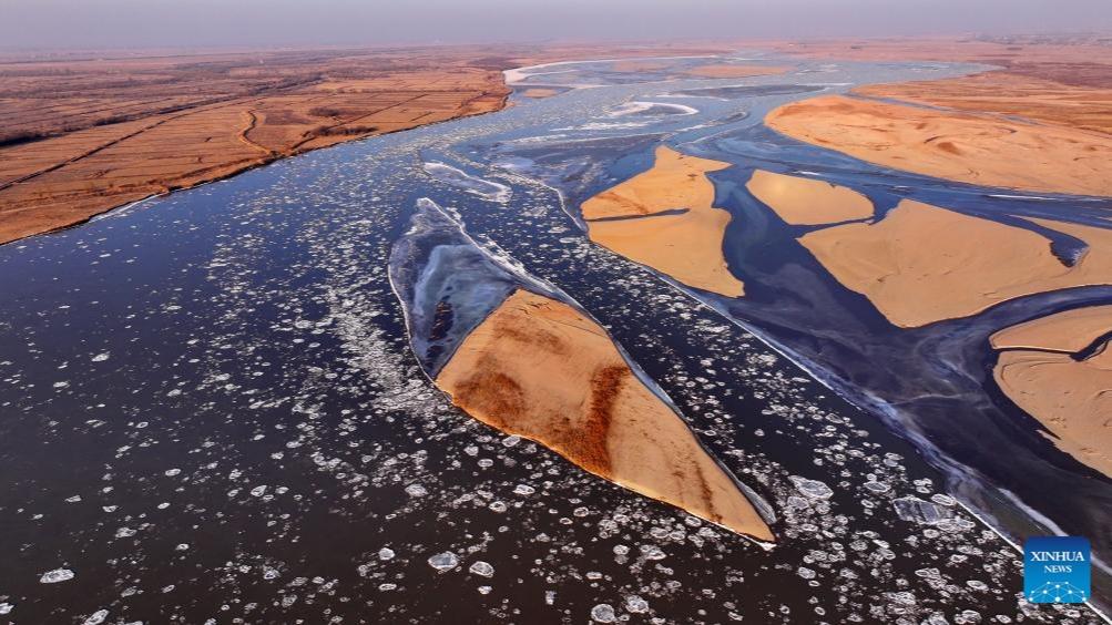 سفر یخ‌های روان روی «رودخانه زرد» در شمال غربی چینا
