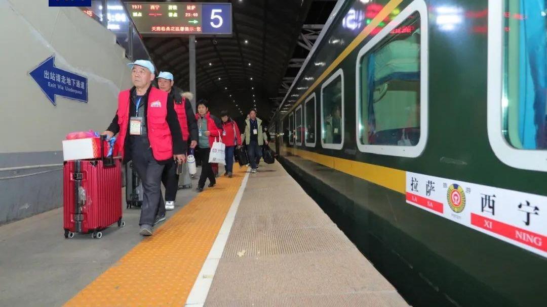 चालु वर्ष छिङहाइ-तिब्बत रेलवेको पहिलो पर्यटन रेल सञ्चालनमा