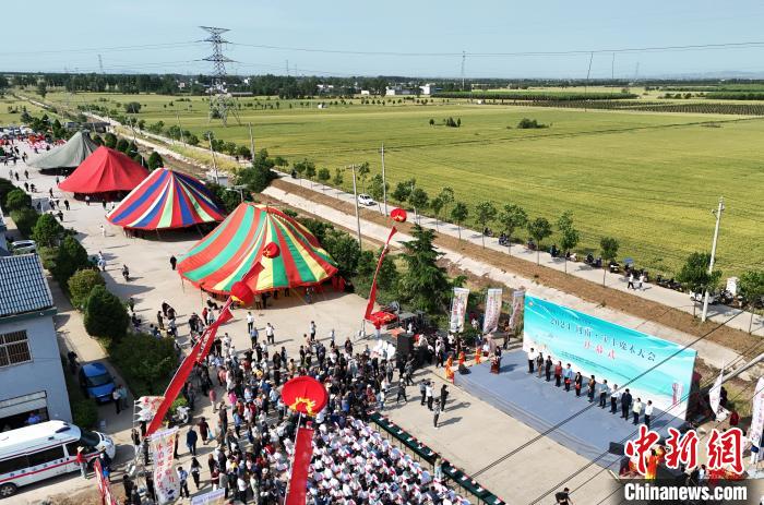Pesta Silap Mata Baofeng Dirasmikan di Henan