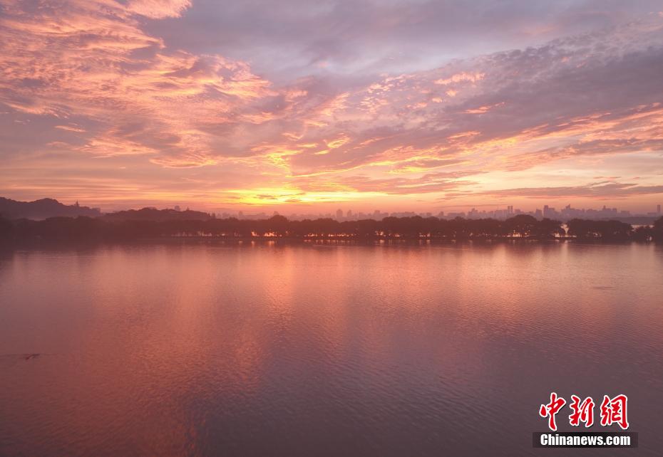 Tasik Barat Disimbahi Cahaya Matahari Terbit