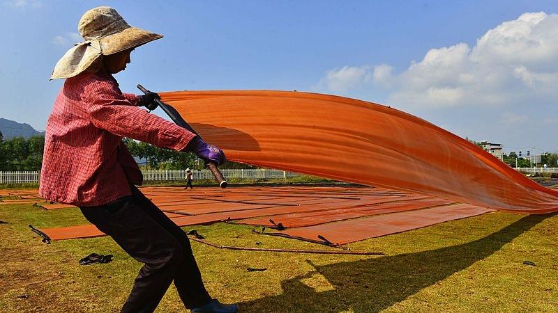 Kain Sutera Xiangyunsha Dikering di Bawah Sinar Matahari