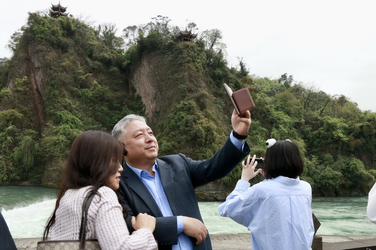 滔滔岷江水 悠悠中華情 外國使領團走進成都都江堰_fororder_大韓民國駐成都副總領事樸成煥與夫人合影留念 攝影 楊雯涵