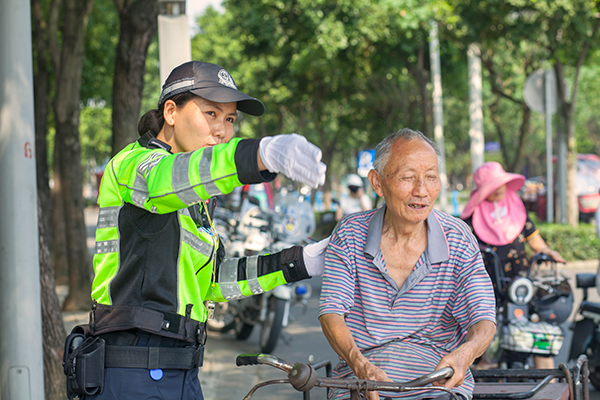 “站”高溫 不服“暑” 致敬烈日下的眉山公安交警_fororder_微信圖片_20230719170947