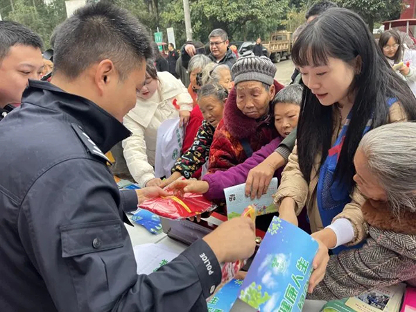 眉山青神公安開展禁毒防艾宣傳活動_fororder_民警向群眾宣傳禁毒防艾知識-供圖-青神縣公安局