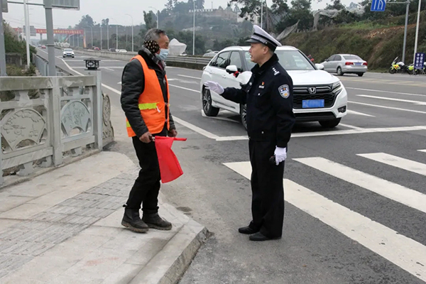 青神縣公安局交通警察大隊大隊長劉建文：紮根一線 守好一方平安_fororder_劉建文在工作-供圖-青神縣公安局