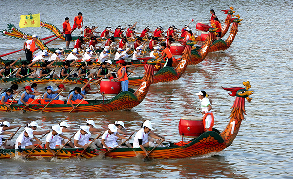 2024 China (Guangyuan) Female Festival is about to Open_fororder_Traditional Loong Boat Race at previous Female Festivals [Photo via the Publicity Department of CPC Guangyuan Municipal Committee]